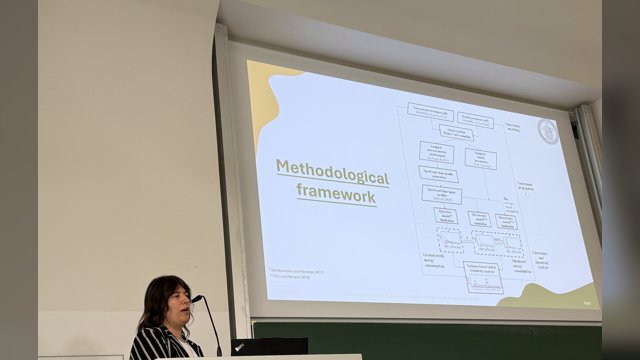 Ilaria Natale speaking beside a projected slide titled Methodological framework at hEART 2025